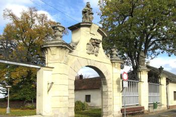 Nové Dvory u Kutné Hory, barokní brána ke klášteru Dominikánů. (© Pavel Vítek  10/2023)