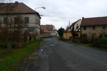 Fara vlevo od silnice do Kryr (© Prudký Martin, 11/2010)