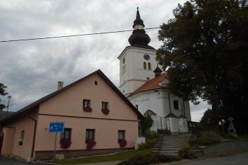 pohled na kostel se vstupem od jihovýchodu (© Jaroslav Špiroch  09/2022)
