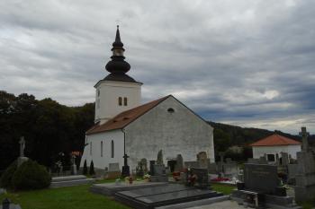 pohled na kostel ze hřbitova ze severozápadu (© Jaroslav Špiroch  09/2022)