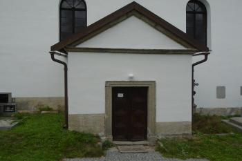 předsíň kostela se vstupním žulovým portálem (© Jaroslav Špiroch  09/2022)