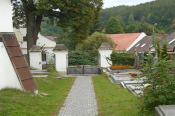vstupní brány do areálu kostela (© Jaroslav Špiroch  09/2022)