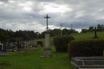 kříž v areálu hřbitova z roku 1845 (© Jaroslav Špiroch  09/2022)