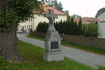 kamenný kříž před vstupem do areálu kostela (© Jaroslav Špiroch  09/2022)