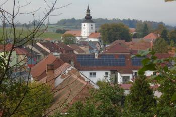 pohled na kostel ze židovského hřbitova (© Marcela Váňová  10/2024)