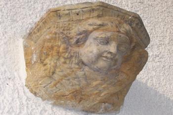 Konice - Kostel Narození Panny Marie - Hlavička andílka z pol.18. století na fasádě  (© Ivo Rozehnal, 10/2010)