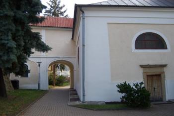 Konice - Kostel Narození Panny Marie - Klenutá spojovací chodba se zámkem (© Ivo Rozehnal, 10/2010)