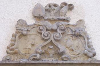 Konice - Kostel Narození Panny Marie - erbovní znamení nad portálkem (© Ivo Rozehnal, 10/2010)