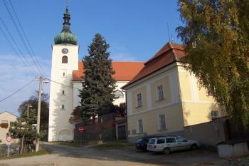 Konice - Kostel Narození Panny Marie - pohled na faru a kostel (© Ivo Rozehnal, 10/2010)