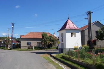 Kobylničky - kaplička na návsi (© Ivo Rozehnal, 10/2010)