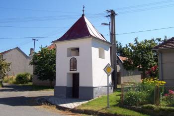 Kobylničky - kaplička na návsi (© Ivo Rozehnal, 10/2010)