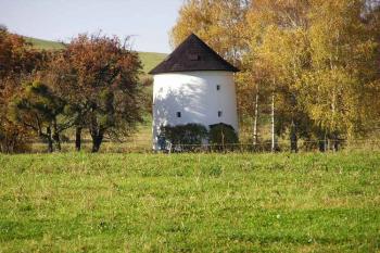 Celkový pohled od přístupové strany ( © Jan P. Štěpánek 10/2005)