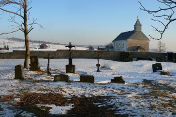 Pohled na kostel z nedalekého hřbitova (© Prudký Martin, 02/2011)