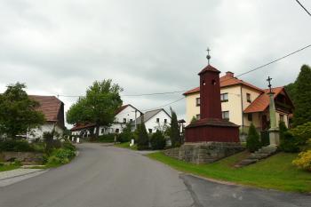 kaplička poblíž zámku (© Alena Volná, 6/2010)