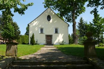 průčelí z náměstí (© Alena Volná, 6/2008)