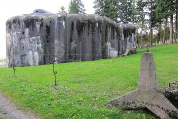 pěchotní srub N-Sk-S 48, v popředí překážky z železobetonových ježků   (© Rodochrozit, 09/2010)