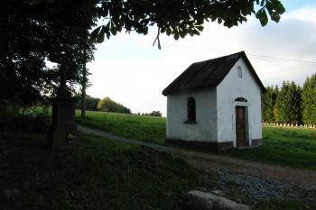 kaplička u odbočky k tvrzi (© Rodochrozit, 09/2010)