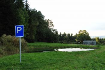 parkoviště u rybníčku (© Rodochrozit, 09/2010)