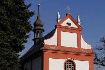průčelí kostela (© Alena Volná, 10/2003)