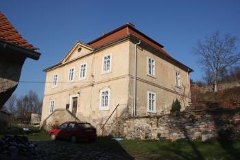 Bývalá fara od jihu ( © Ivan Grisa 11/2010)