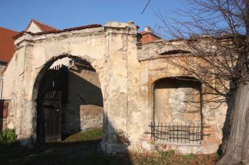 Vstupní brána a výklenková kaplička ( © Ivan Grisa 11/2010)