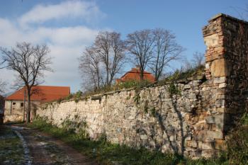 Ohradní zeď bývalého hřbitova u kostela sv. Havla ( © Ivan Grisa 11/2010)
