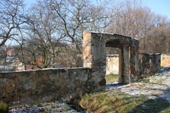 Brána na bývalý hřbitov: pohled od jihovýchodu ( © Ivan Grisa 11/2010)