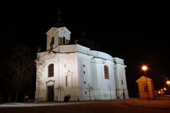 Dobrovodský kostel v noci (© Jiří Cukr, 12/2010)