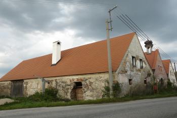přepřažní stanice a hostinec Veselka v Holkově (© Alena Volná, 8/2008)