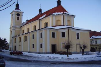 zimní pohled na kostel od zámku (© Rodochrozit, 01/2006)
