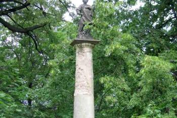 socha před kaplí u vyústění zaniklého schodiště (© de ardoise, 06/2007)