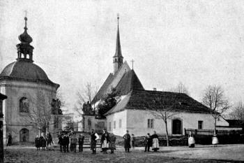 kostel s kostnicí od východu na počátku 20. století ( © Zdeněk Wirth: Soupis památek historických a uměleckých v Království Českém, sv. 22 Politický okres poličský, Archaelogická komise při České akademii císaře Františka Josefa pro vědy, slovesnost a umění, Praha 1906)