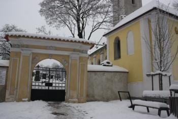 Vstupní brána na hřbitov ( © Ivan Grisa 12/2010)