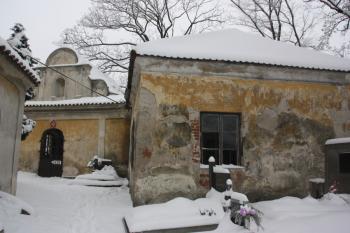 Kaple svatého Vojtěcha (vlevo) a bývalý hrobnický domek ( © Ivan Grisa 12/2010)