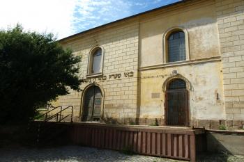 průčelí synagogy s nakládací rampou ( © Milan Caha 08/2010)
