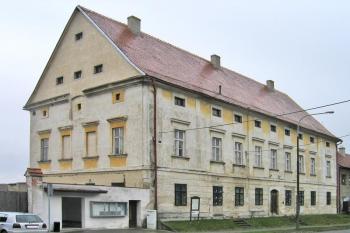 Zámek ve Strážovicích u Kyjova ( © Pavel Vítek 09/2010)