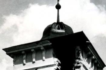 poškozená radniční věž v roce 1945 ( © anon.)