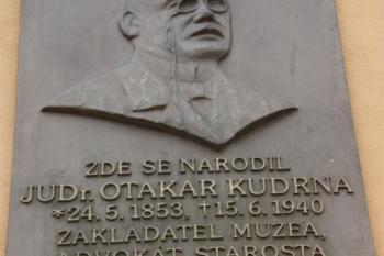 Pamětní deska JUDr. Otakara Kudrny na hlavním (východním) průčelí ( © Ivan Grisa 04/2011)