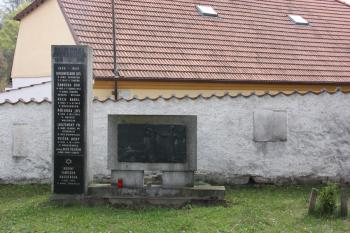 Pomník obětem II. světové války jihovýchodně od kostela ( © Ivan Grisa 04/2011)