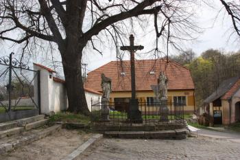 Sousoší Kalvarie u vchodu na bývalý hřbitov ( © Ivan Grisa 04/2011)