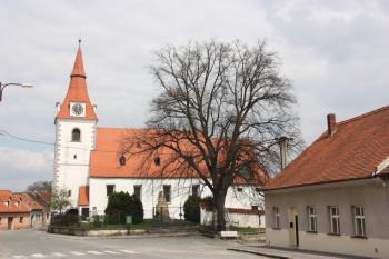 Kostel od jihu ( © Ivan Grisa 04/2011)