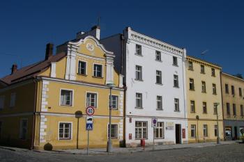 Domy na severní straně náměstí ( © Ivan Grisa 08/2004)
