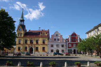 Radnice a sousední domy v jihozápadním koutě náměstí ( © Ivan Grisa 08/2004)