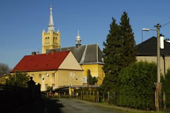 Kostel s farou v popředí. (© Štěpán Koudela, 12/2015)