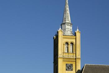 Kostelní věž od jihu. V pozadí věž městské radnice.  (© Štěpán Koudela, 12/2015)