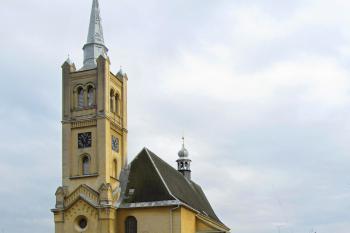 Kostel od jihozápadu. (© Štěpán Koudela, 12/2015)