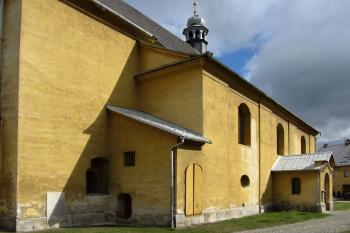 Jižní klasicistní boční loď kostela. (© Štěpán Koudela, 12/2015)