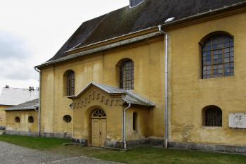 Severní klasicistní boční loď kostela. (© Štěpán Koudela, 12/2015)