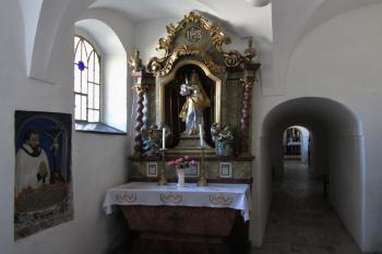 Interiér kaple sv. Hedviky a v ní osazená deska hlavního iniciátora její stavby, faráře Adama Merkela. (© Štěpán Koudela, 12/2015)