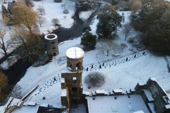 pohled na kruhové věže nacházející se východně od hradu (© Jan Ptáček, 12/2010)